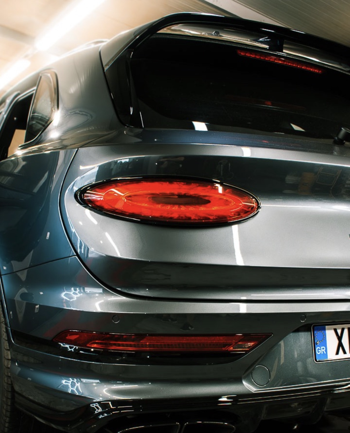 Λεπτομέρεια πίσω φώτων premium SUV μετά το detailing